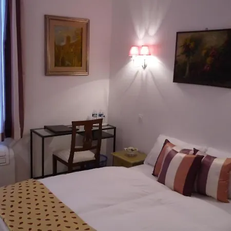 Logis Victorine Hotel 2*