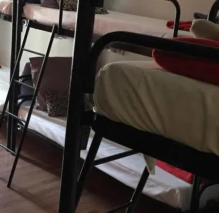 메이어 비치 호스텔 *