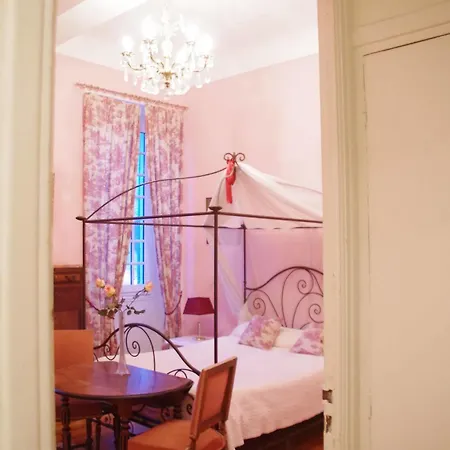 Le Blason Hotel *