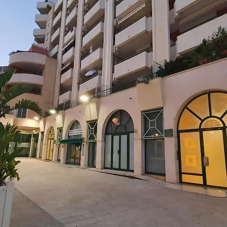Apartment Lovely 1 Bedroom Vacation With Free Parking. Nice