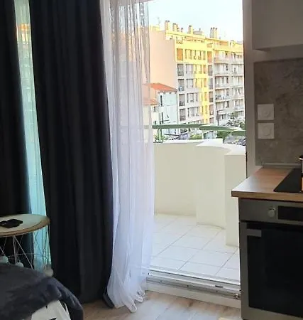 Apartment Lovely 1 Bedroom Vacation With Free Parking. Nice
