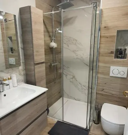 Lovely 1 Bedroom Vacation With Free Parking.