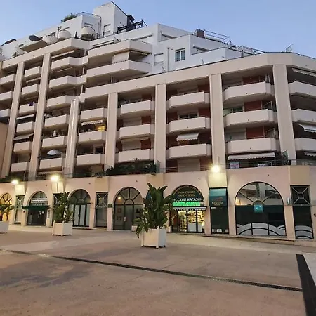 Lovely 1 Bedroom Vacation With Free Parking. Apartment *