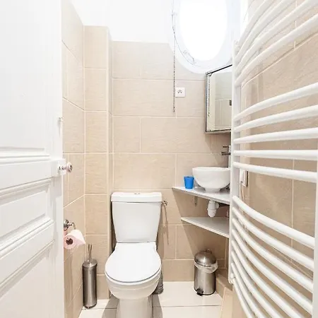 Wonderful And Bright Close To Everything Apartment