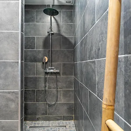 Gorgeous 2 Bedrooms Apt Great Kitchen, Center