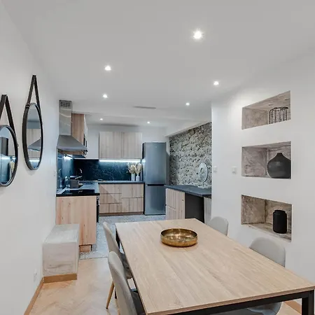 Apartment Gorgeous 2 Bedrooms Apt Great Kitchen, Center Nice