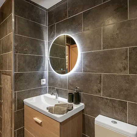Gorgeous 2 Bedrooms Apt Great Kitchen, Center Apartment