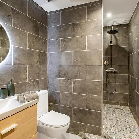 Apartment Gorgeous 2 Bedrooms Apt Great Kitchen, Center