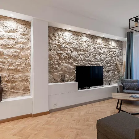 Gorgeous 2 Bedrooms Apt Great Kitchen, Center * Nice