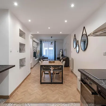 Gorgeous 2 Bedrooms Apt Great Kitchen, Center * Nice