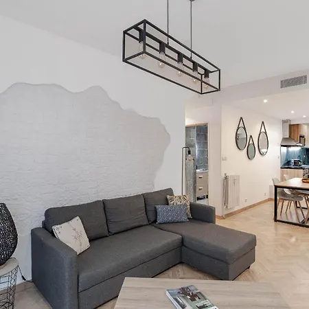 Gorgeous 2 Bedrooms Apt Great Kitchen, Center Apartment