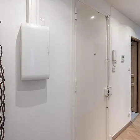 Gorgeous 2 Bedrooms Apt Great Kitchen, Center *