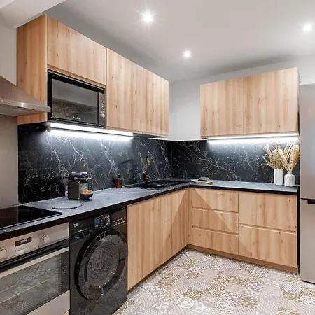 Gorgeous 2 Bedrooms Apt Great Kitchen, Center Apartment