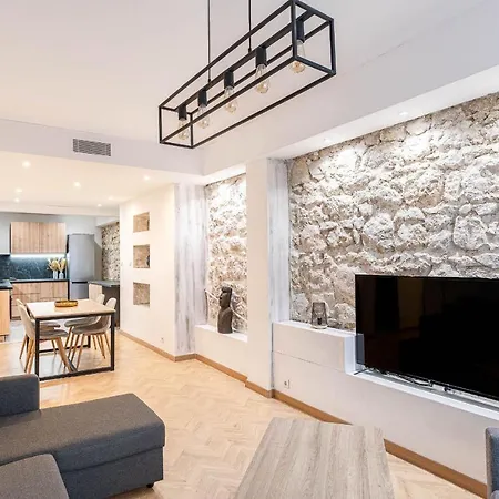 Gorgeous 2 Bedrooms Apt Great Kitchen, Center