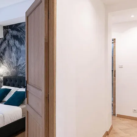 Gorgeous 2 Bedrooms Apt Great Kitchen, Center Apartment
