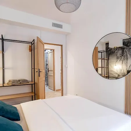 Gorgeous 2 Bedrooms Apt Great Kitchen, Center Apartment *
