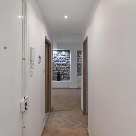 Gorgeous 2 Bedrooms Apt Great Kitchen, Center