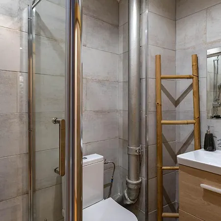 Gorgeous 2 Bedrooms Apt Great Kitchen, Center