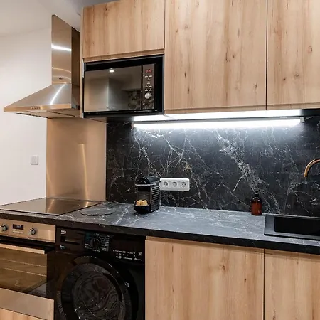 Gorgeous 2 Bedrooms Apt Great Kitchen, Center Apartment Nice