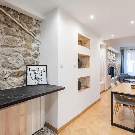 Gorgeous 2 Bedrooms Apt Great Kitchen, Center