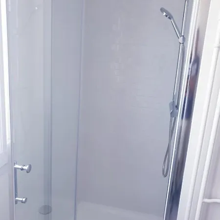 Big Flat Sea Vieuw 95 M2 5 Near Airport 5 Min Train 3 Min And Tram On Site, 7 Min, 2 Showers And 2 Toilets , Neuf Grand 95 M2 5 Proche Aeroport 5 Min Train 3 Min Et Tramway Sur Place, 7 Min 2 Douches Et 2 Wc Vue * Ницца
