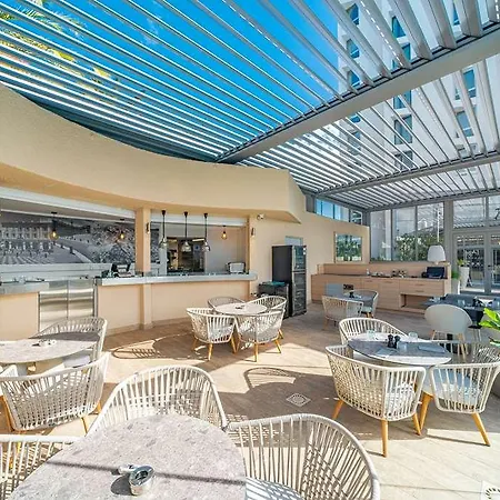 Radisson Airport Hotel *