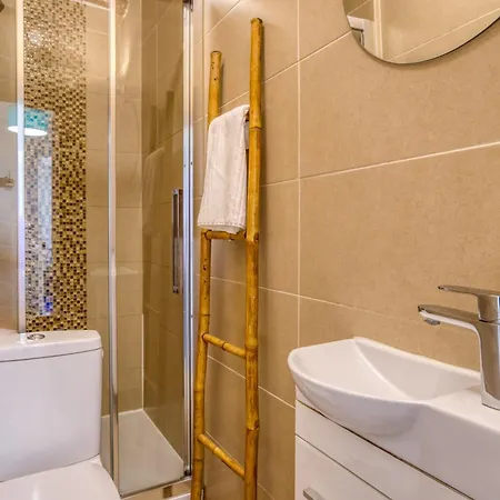 Typique - 2 Bedrooms,typical Apartment-old Town Apartment