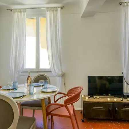 Typique - 2 Bedrooms,typical Apartment-old Town Apartment *
