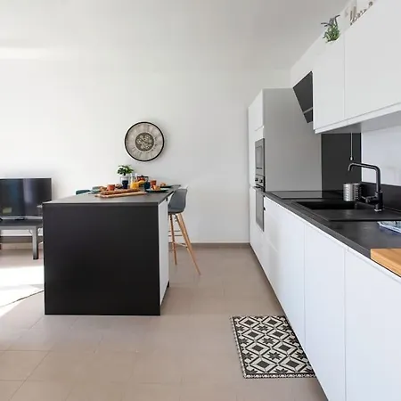 Apartment L17 Arenas 3 Balconies 5mins To The Sea