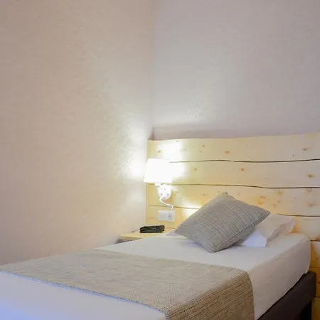 Hotel Busby 3*