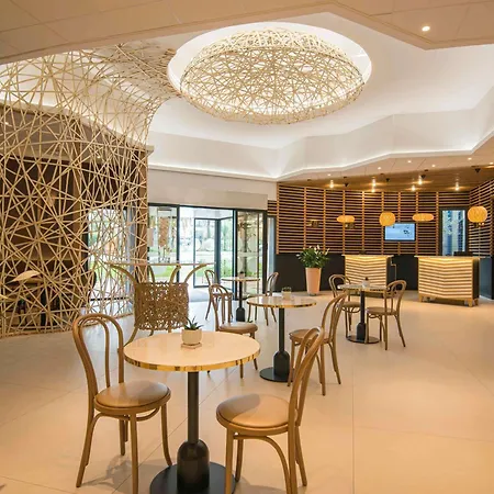 Novotel Arenas Aeroport 4*