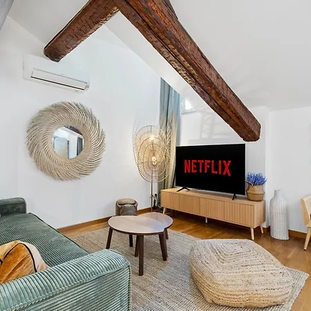 Renting - 3 Massena - Chic Escape Luxury Duplex Place Massena