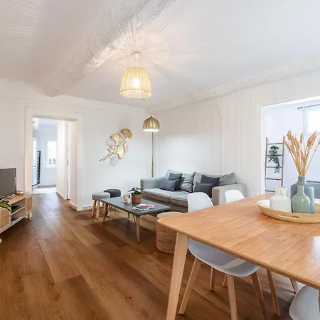 2 Bdr Heart Of The Old Town Apartment