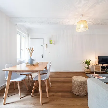 2 Bdr Heart Of The Old Town Apartment Nice