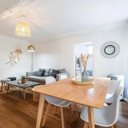 2 Bdr Heart Of The Old Town Apartment Nice