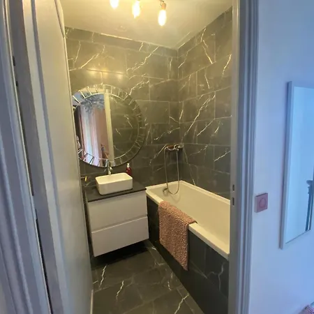 Charming House Near Center Apartment