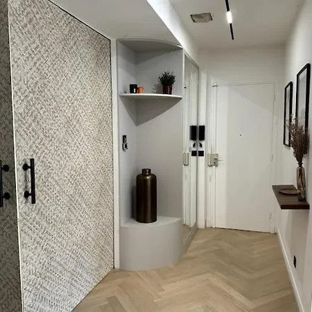 Apartment Modern Massena Place