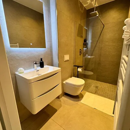 Elegant Central Flat With Private Terrace In Apartment Nice