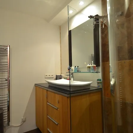 6 Personnes Avec Terrasse Et Jacuzzi Plein Cœur Centre-ville Quartier Du Port De Appartement Nice