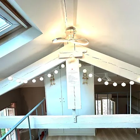 Lovely & Sunny Loft Heart Of With A/c! Lägenhet