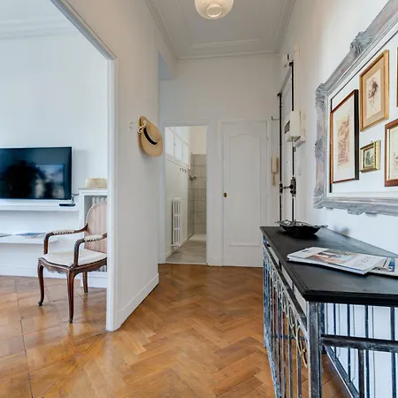 Elegant With Balconies In The Heart Of Nice