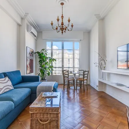 Elegant With Balconies In The Heart Of Nice