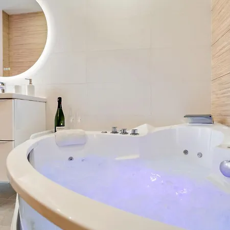Renting - Honey Moon Massena - Luxe - Jaccuzzi - Terrasse - King Bed - Ac
