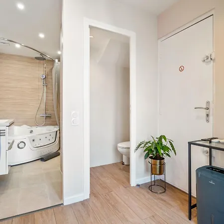 Renting - Honey Moon Massena - Luxe - Jaccuzzi - Terrasse - King Bed - Ac