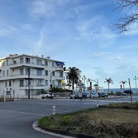 Joli Au Bord De