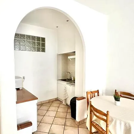 Apartment Historic & Spacious Flat W Balcony In *