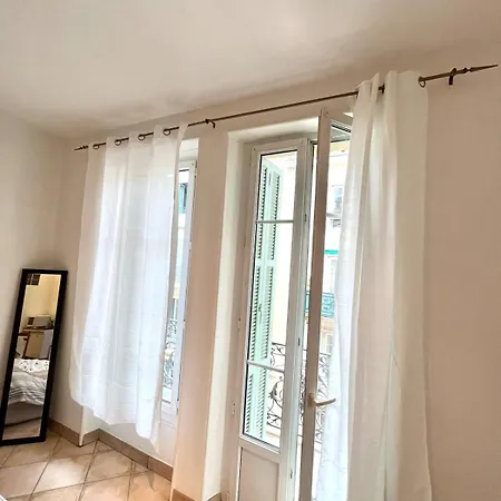 Apartment Historic & Spacious Flat W Balcony In *