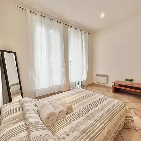 Historic & Spacious Flat W Balcony In Apartment