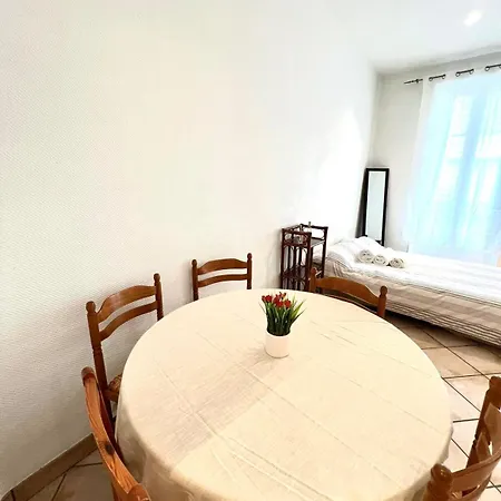 Historic & Spacious Flat W Balcony In Apartment *