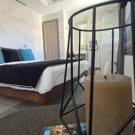 Hotel Le Petit Trianon Et Le Charme Des